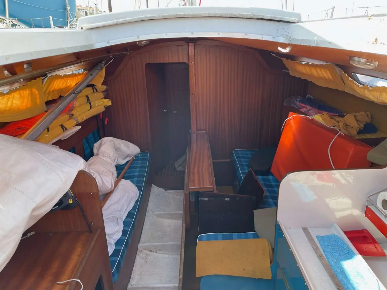 Gibert Marine Gib Sea 30 — Vue intérieure d'une cabine avec couchettes, rangements et équipements à bord.
