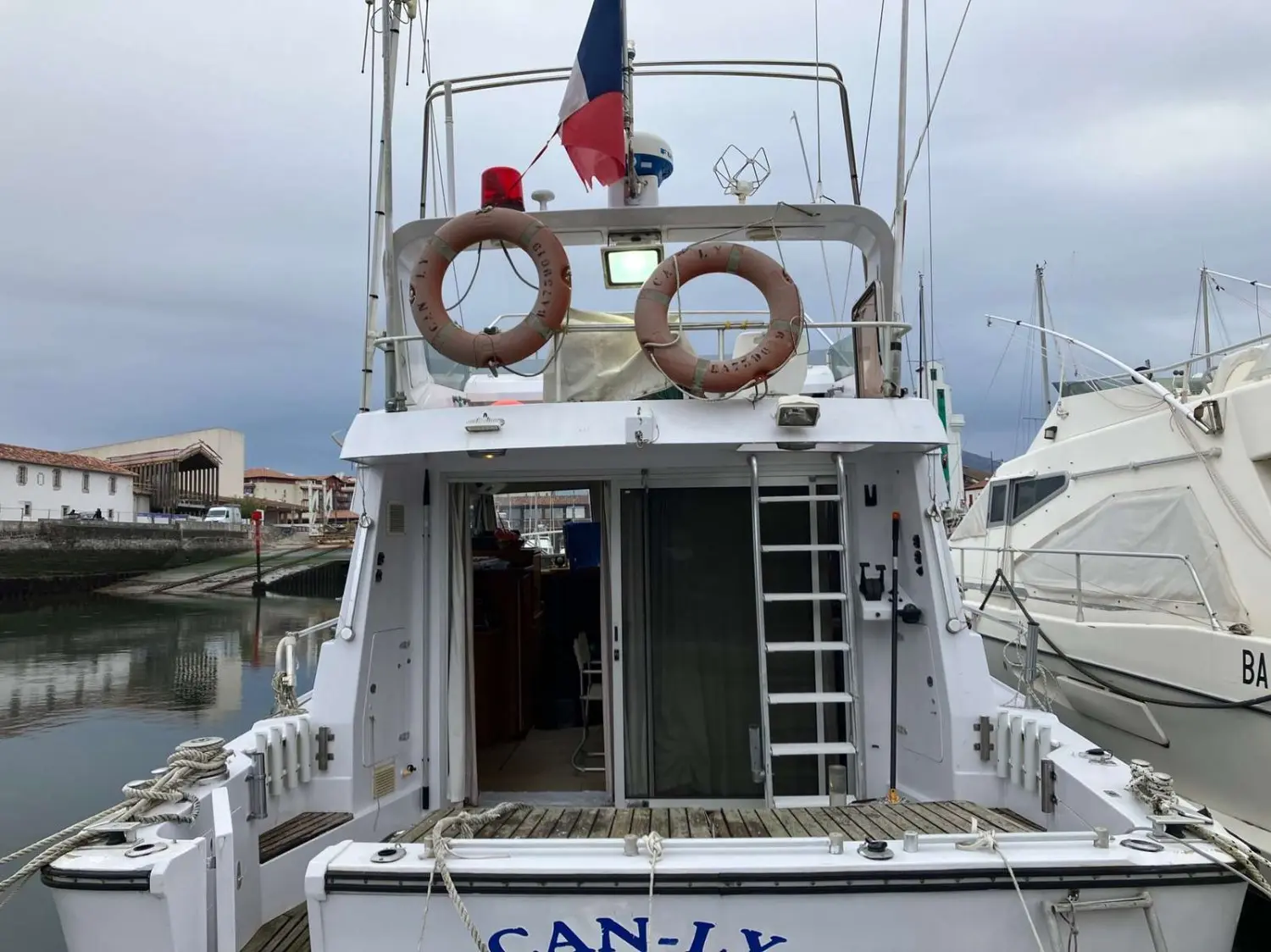 ACM 1300 — Vue arrière d’un bateau amarré, montrant le cockpit et la superstructure.