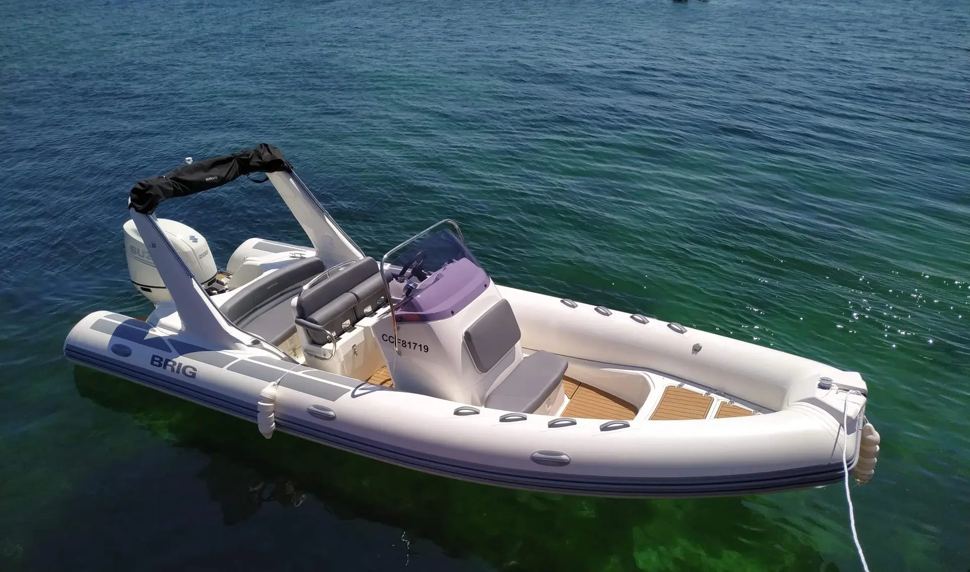 Brig Eagle 650 — Bateau pneumatique à moteur photographié sur l’eau en vue plongeante.