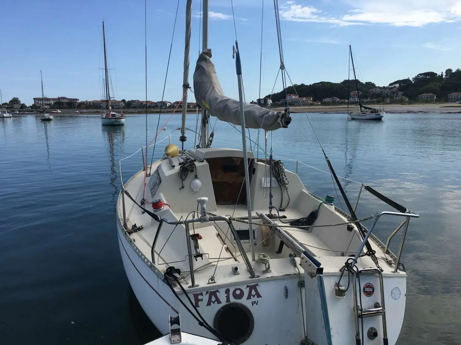 Beneteau First 26 — Vue arrière d’un voilier amarré, avec cockpit et gréement visibles.