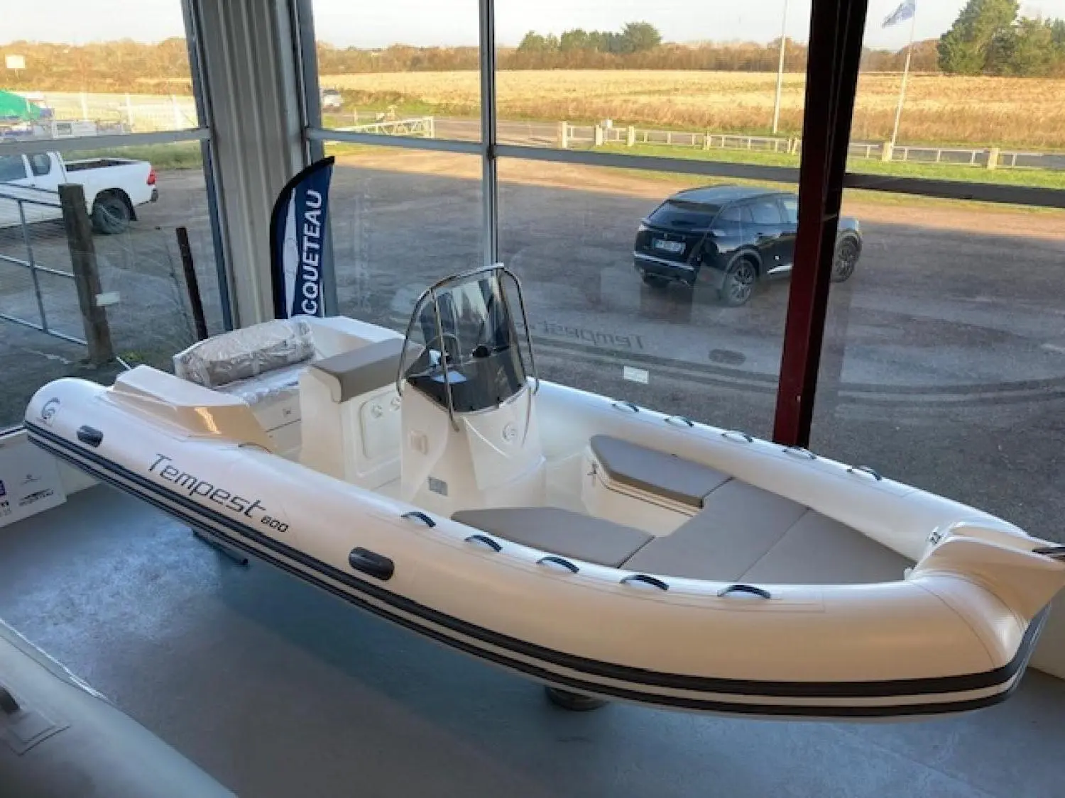 Capelli Tempest 600 — Semi-rigide blanc exposé en intérieur, vu de trois quarts avec console centrale.