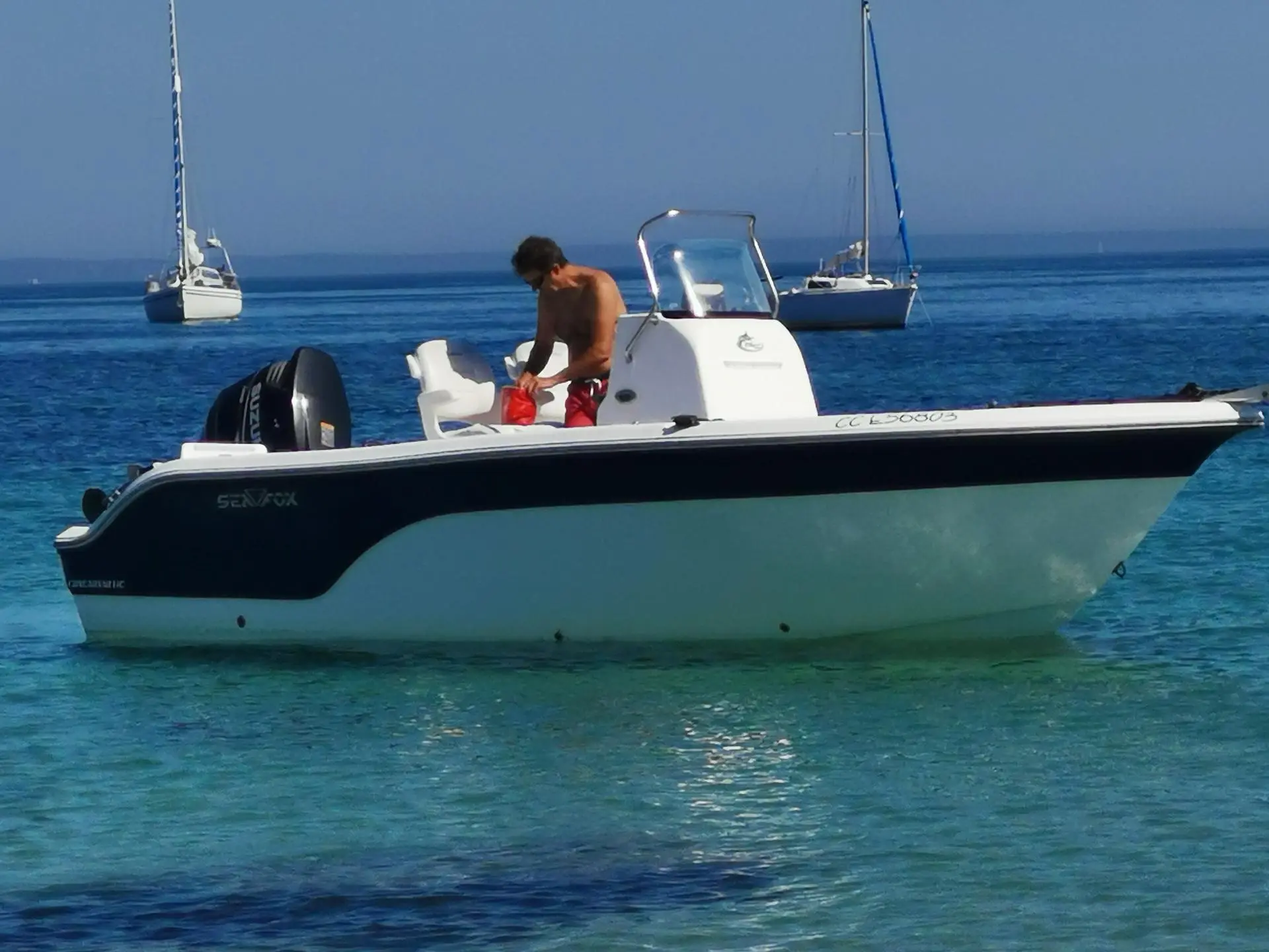 Sea Fox 216 CC — Bateau à moteur vu de profil sur une mer calme, avec un homme à bord.