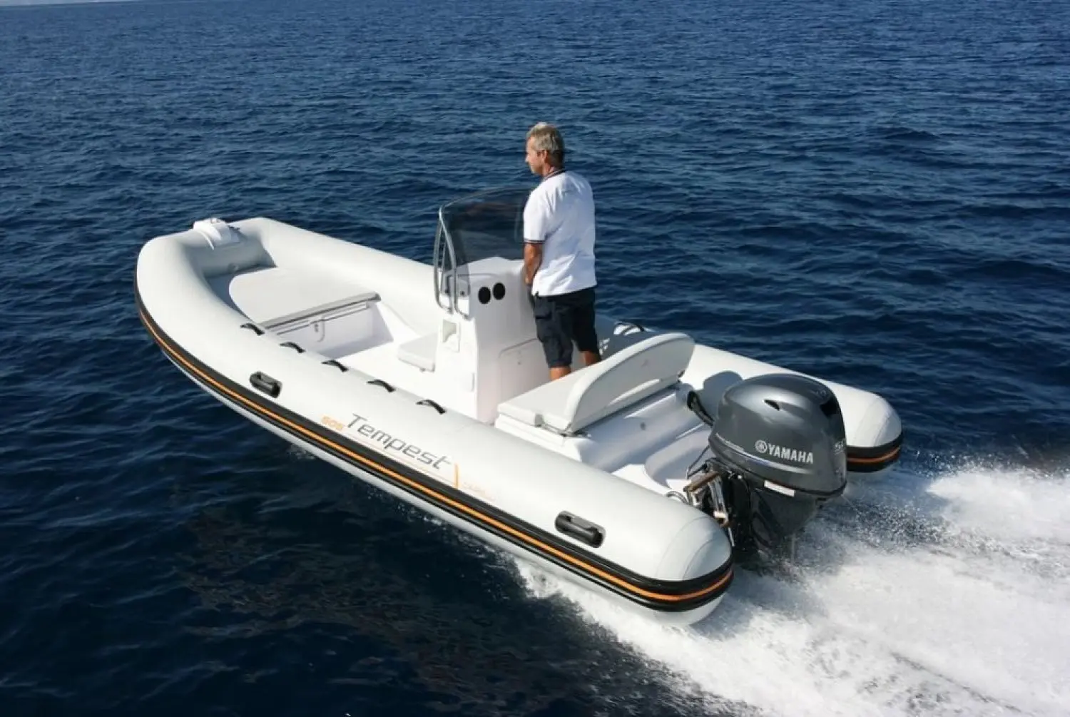 Capelli Tempest 505 — Semi-rigide blanc naviguant en mer, avec console centrale et moteur hors-bord.