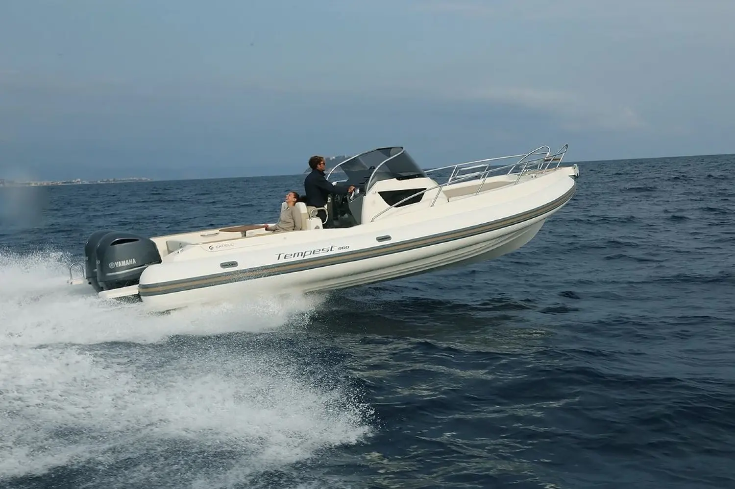 Capelli Tempest 900 — Bateau pneumatique blanc naviguant au large, vu de trois quarts bâbord.