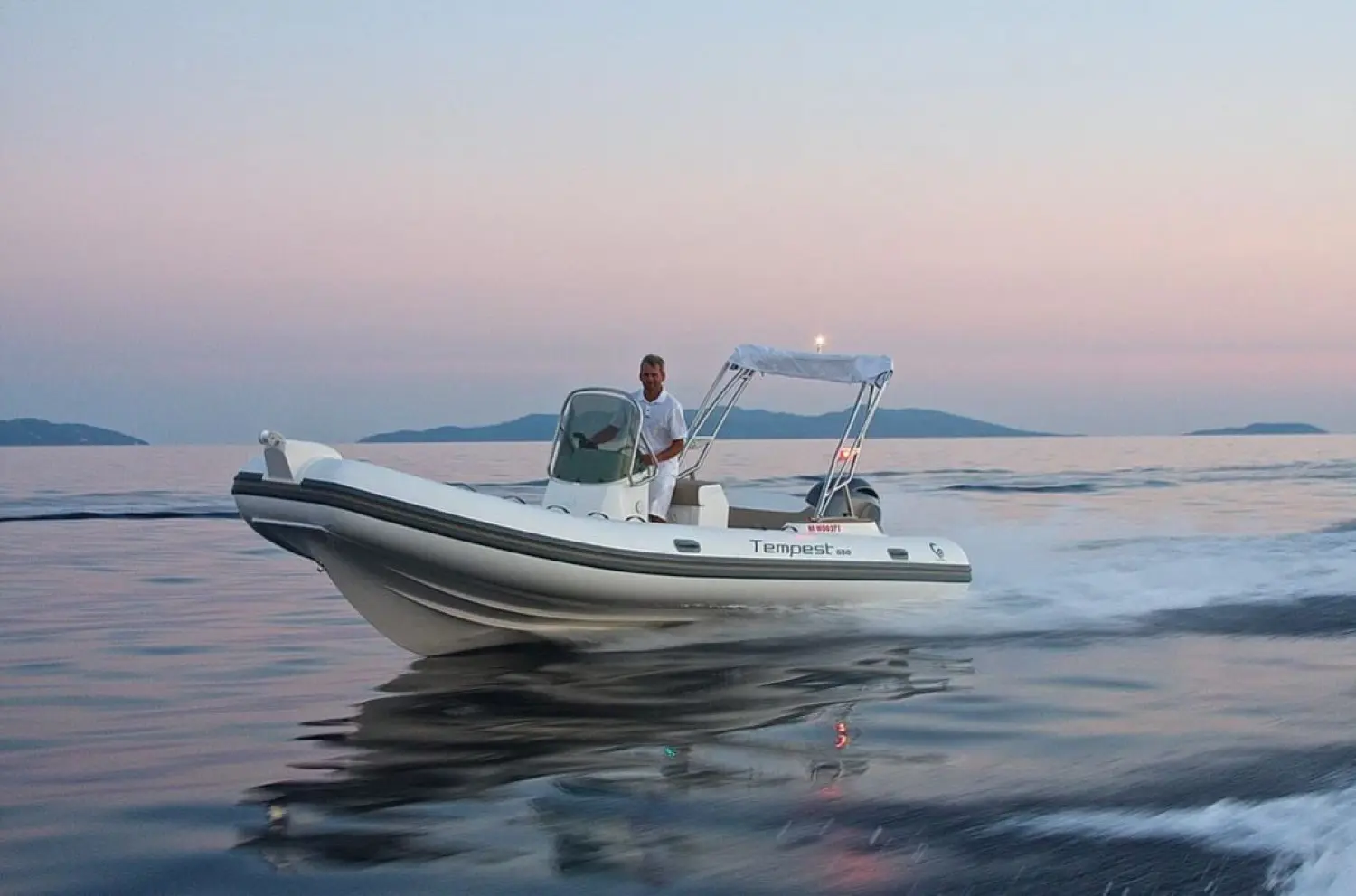 Capelli Tempest 650 — Bateau pneumatique à console centrale naviguant sur une mer calme.