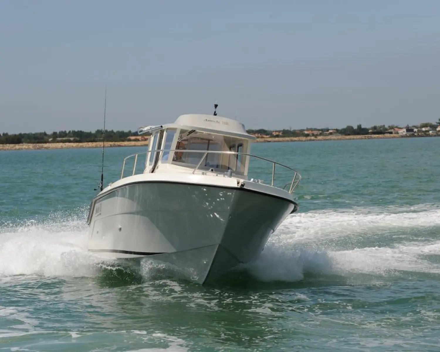 Guymarine Antioche 700 HB Chalutier — Bateau à cabine naviguant à vive allure sur une étendue d’eau.