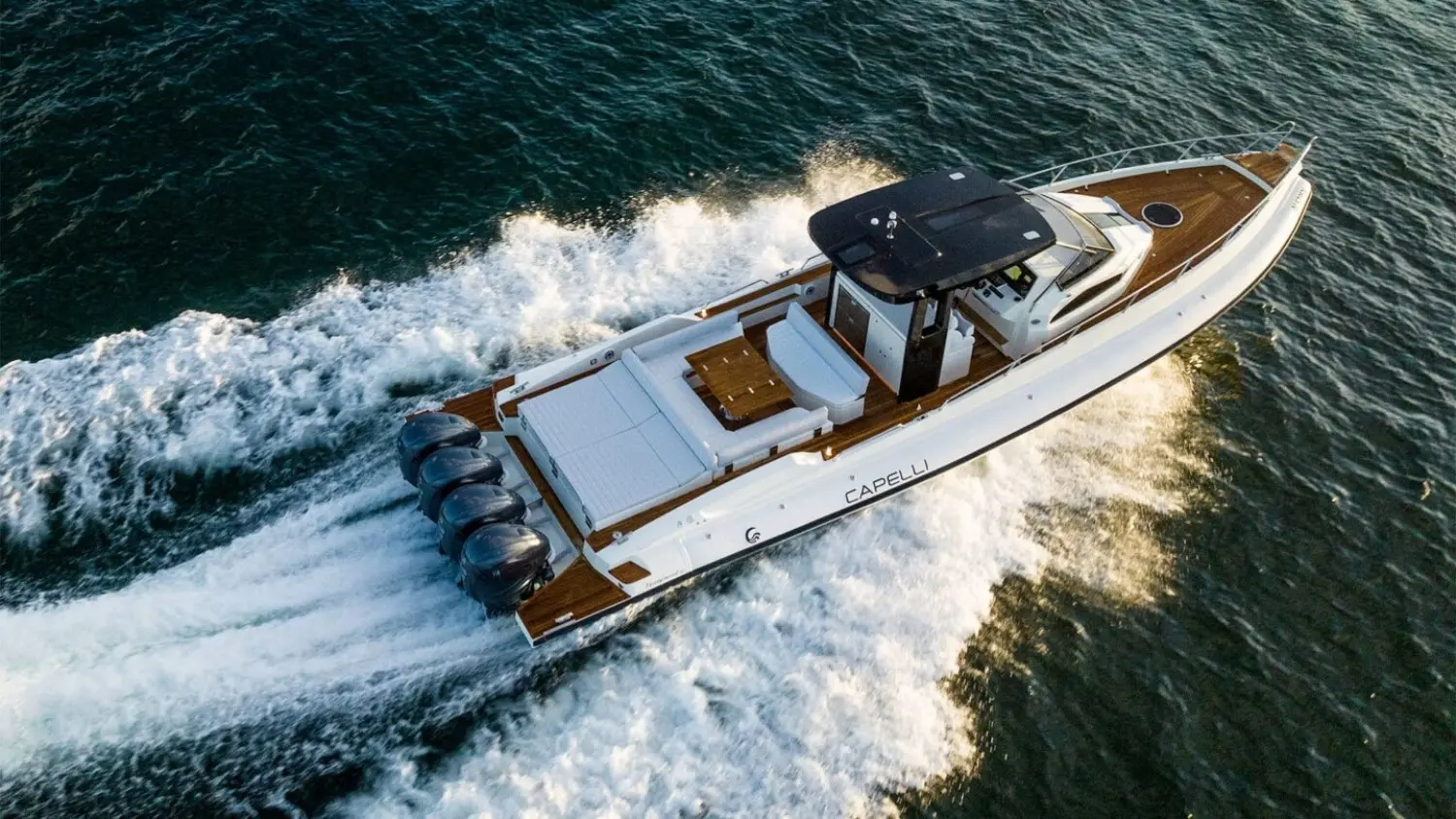 Capelli Tempest 50 — Vue aérienne d’un bateau à moteur blanc naviguant à vive allure en mer.