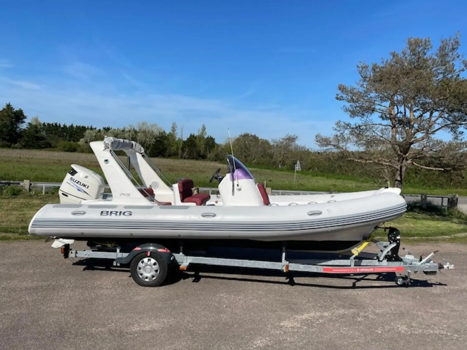 Brig Eagle 650 — Bateau pneumatique blanc présenté sur sa remorque, vu de profil.