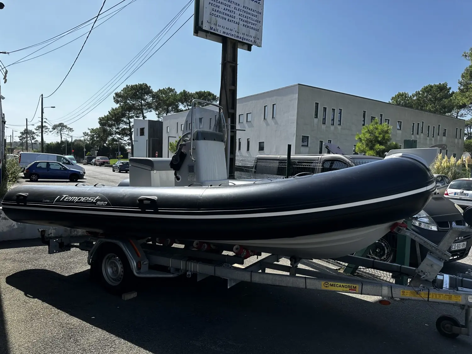 Capelli Tempest 560 — Bateau semi-rigide noir photographié de profil sur une remorque, en zone urbaine.