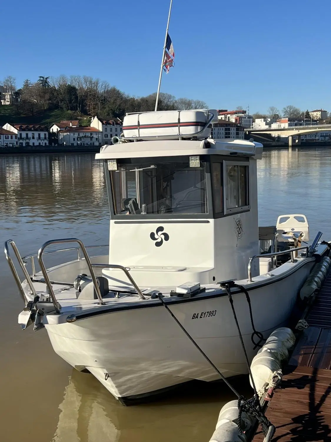Acroplast Belouga Gwen — Bateau à cabine amarré, vu de trois quarts avant sur une rivière.