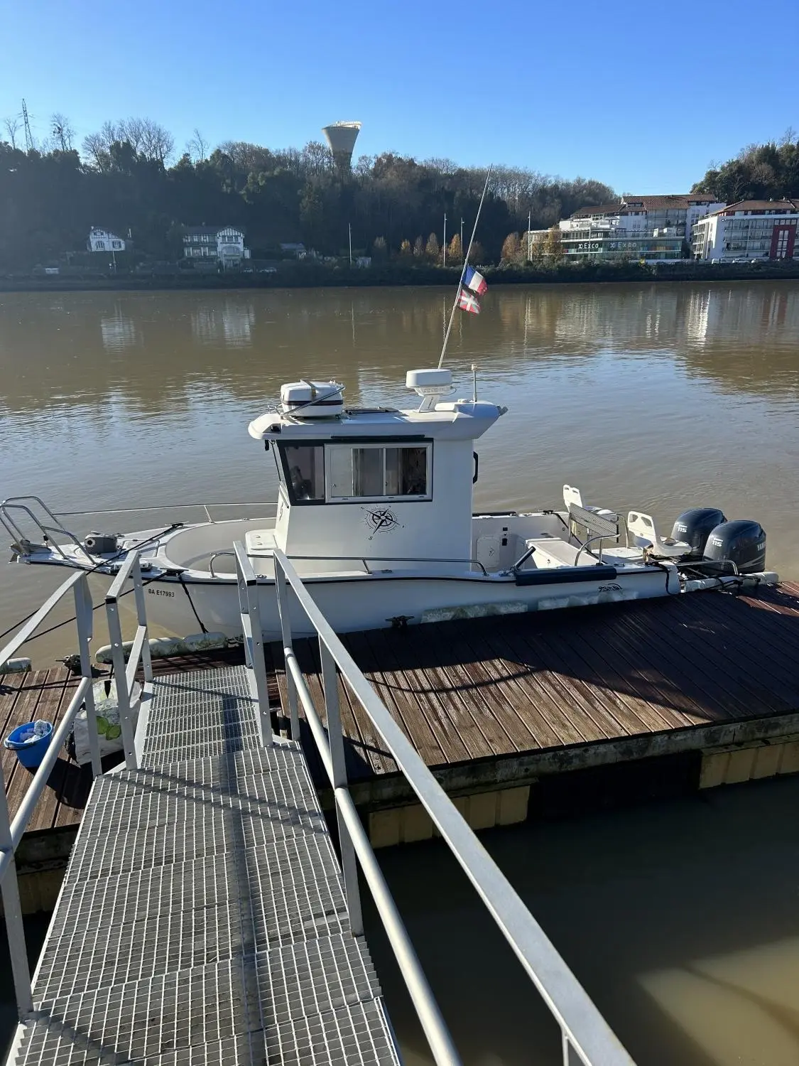 Acroplast Belouga Gwen — Bateau à cabine amarré sur un ponton, équipé de deux moteurs hors-bord.