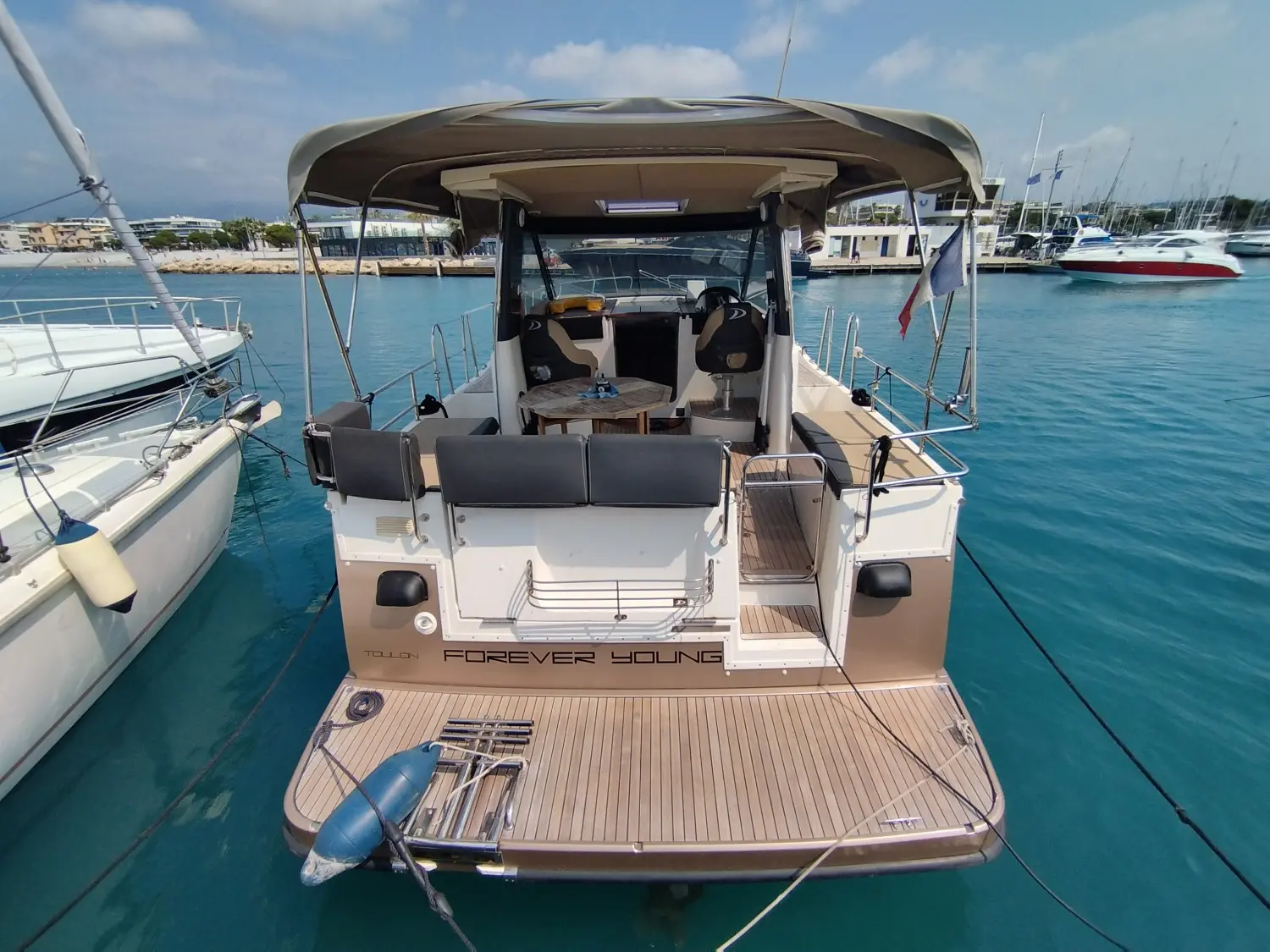 Delphia Escape 1100 Soley — Vue arrière d’un bateau amarré, montrant la plage arrière et le cockpit.