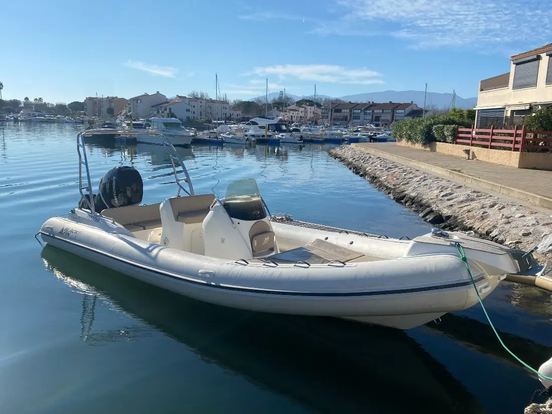 Black Fin Elegance 8 — Bateau pneumatique à console amarré dans un port de plaisance.