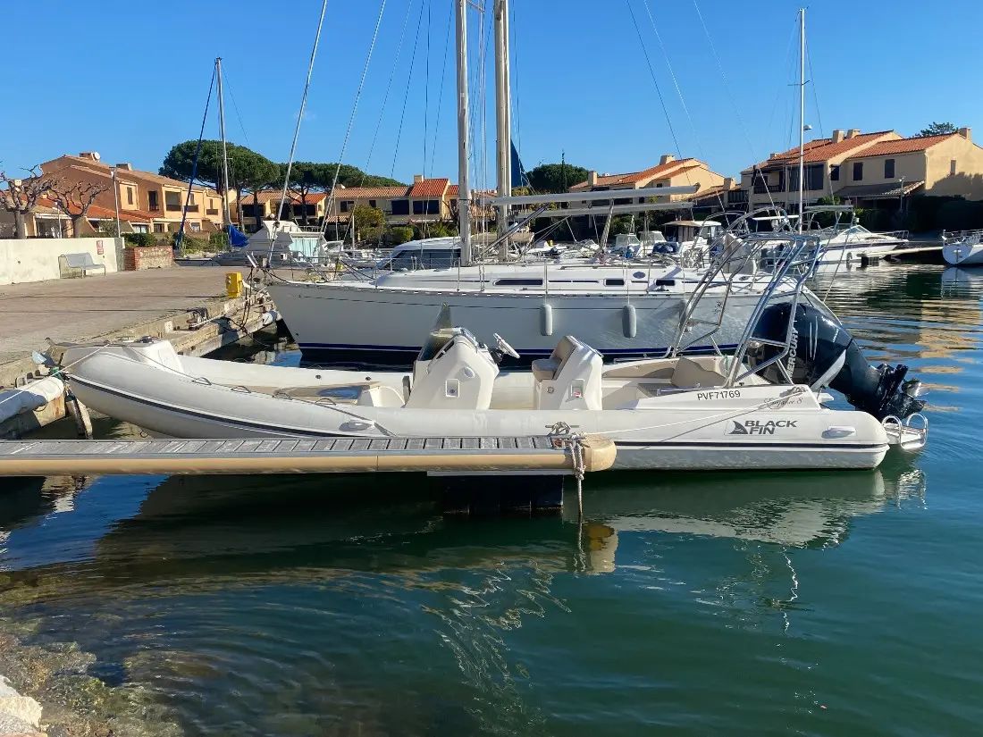 Black Fin Elegance 8 — Bateau pneumatique amarré dans un port, photographié de trois quarts côté tribord.
