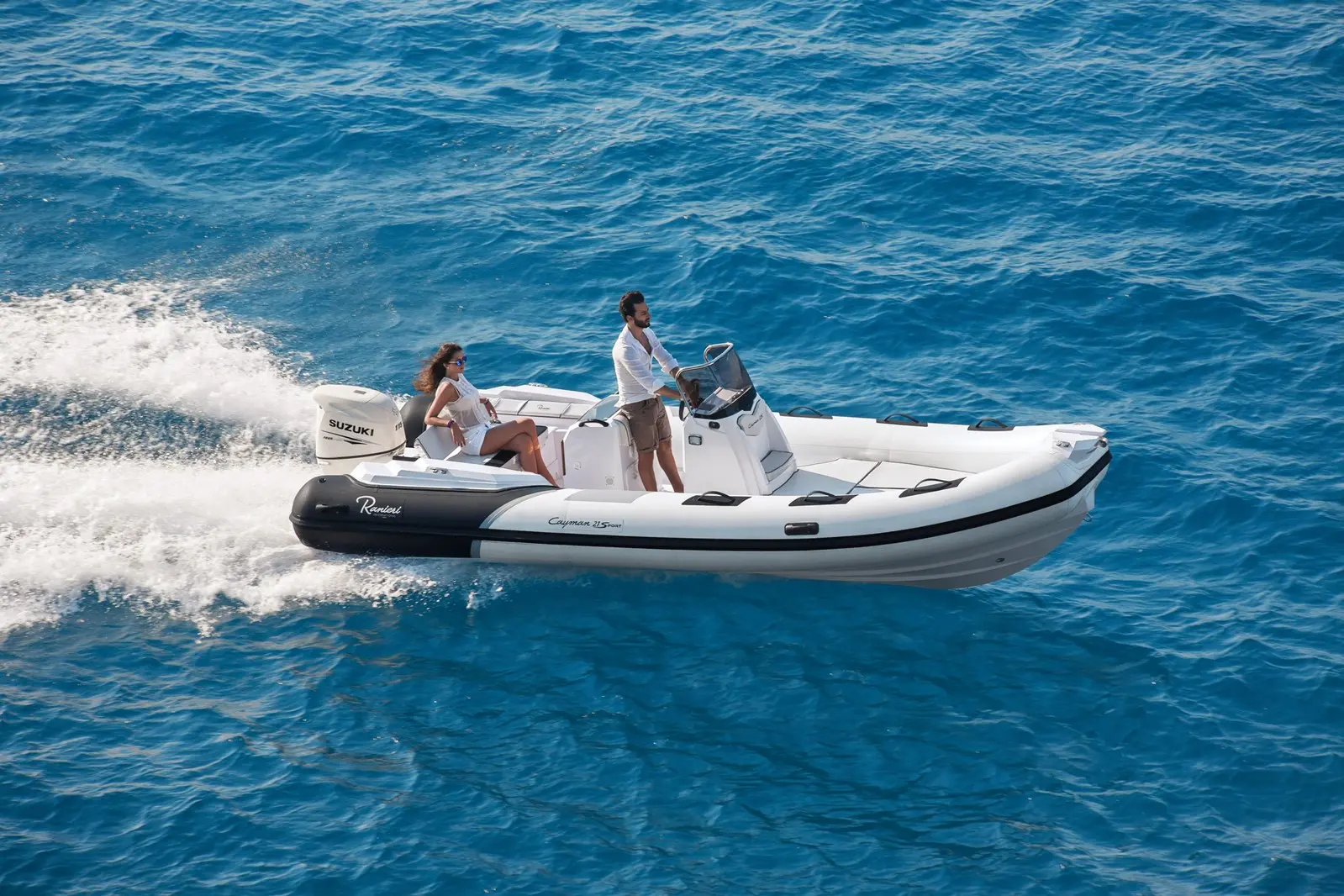Ranieri Cayman 21 Sport — Bateau pneumatique blanc naviguant à grande vitesse sur une mer bleue.