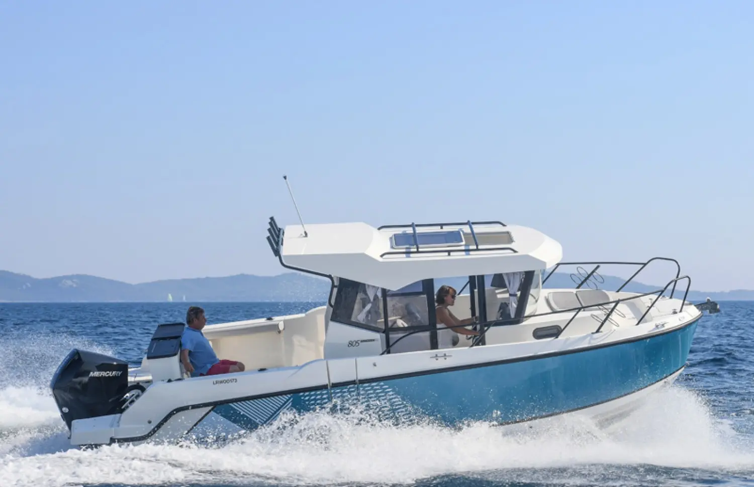 Quicksilver 805 Open — Bateau à cabine naviguant à vive allure sur une mer calme.