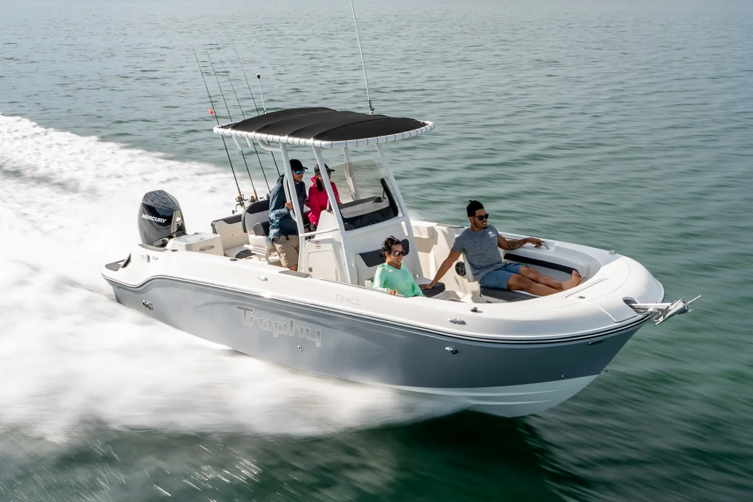 Bayliner Trophy T24 CC — Bateau à moteur blanc vu de trois quarts en navigation, avec quatre passagers à bord.