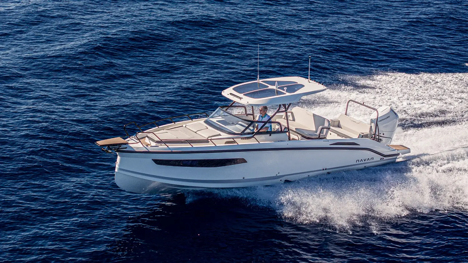 Navan S30 — Bateau à moteur blanc naviguant à vive allure en mer, vu de trois quarts.
