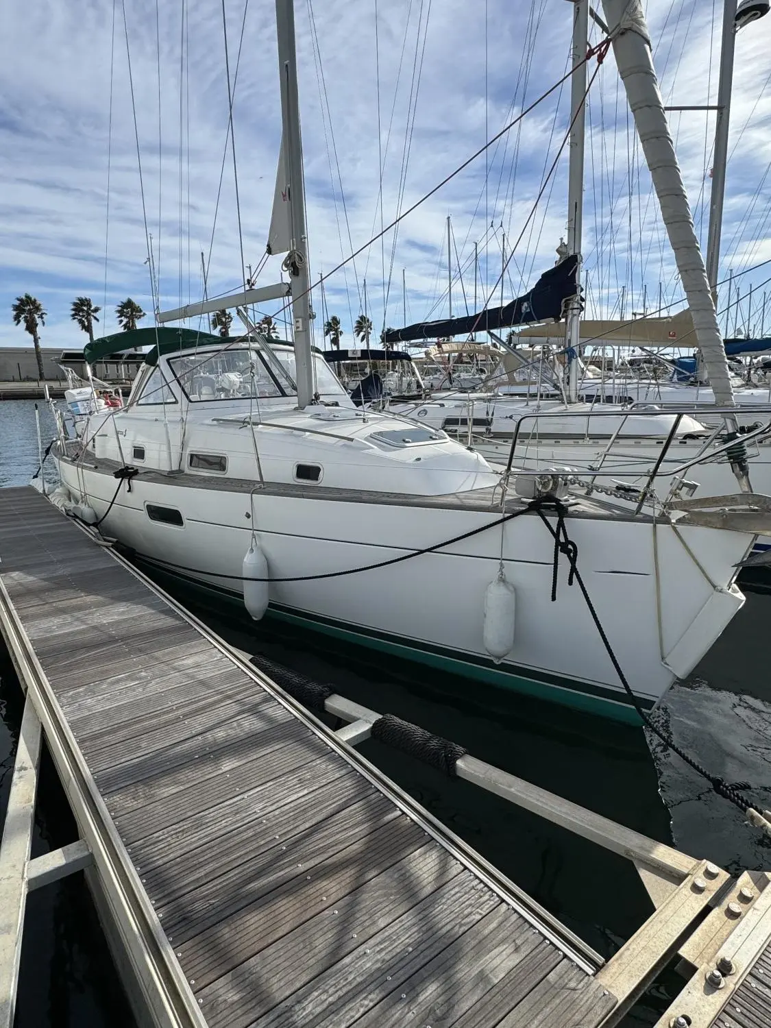 Beneteau Oceanis 36 CC — Voilier blanc amarré à un ponton dans une marina, vu de trois quarts avant.