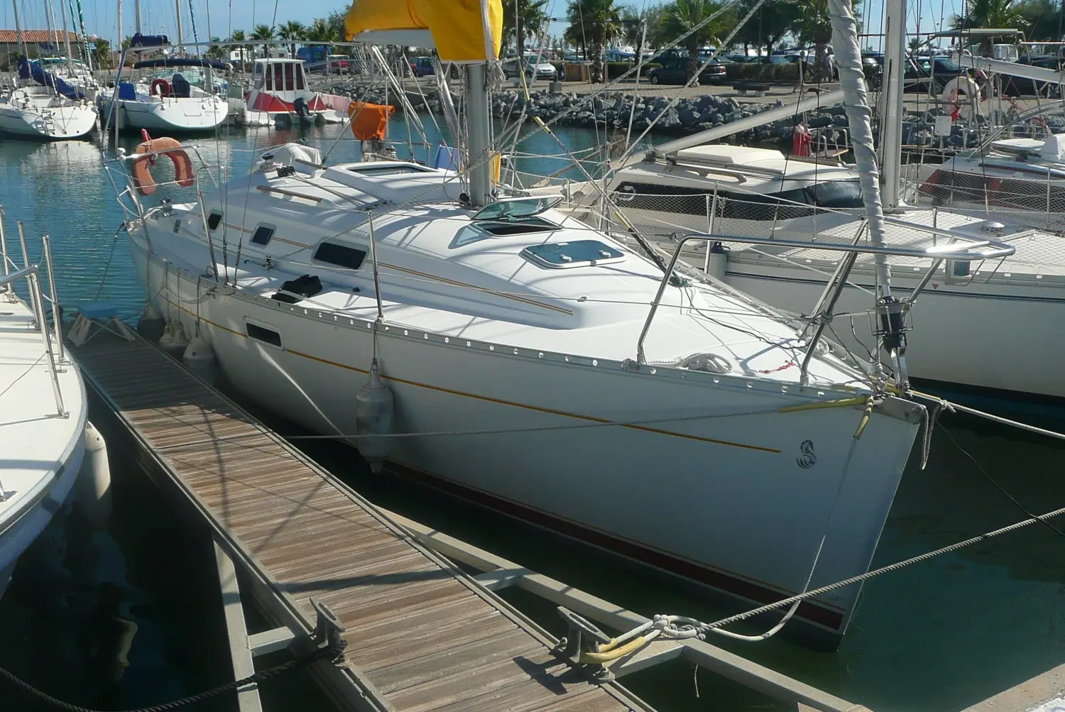 Beneteau Oceanis 311 — Voilier blanc amarré dans une marina, photographié de trois quarts avant.