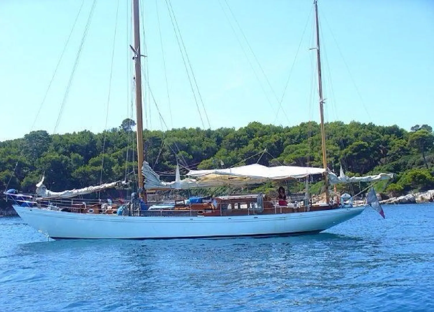 Matthiessen Yawl — Voilier classique vu de profil sur l’eau, avec ses voiles ferlées.