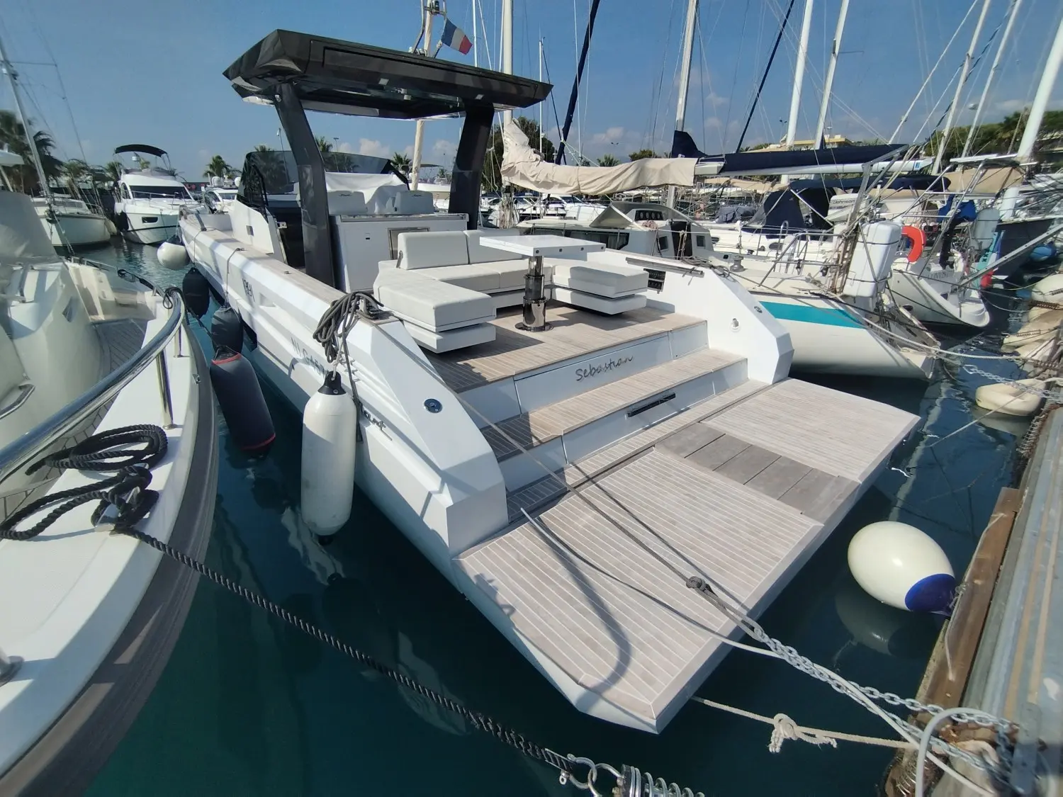 Fiart Mare Fiart 39 Seawalker — Vue arrière d’un bateau amarré, avec cockpit et plateforme de baignade visibles.