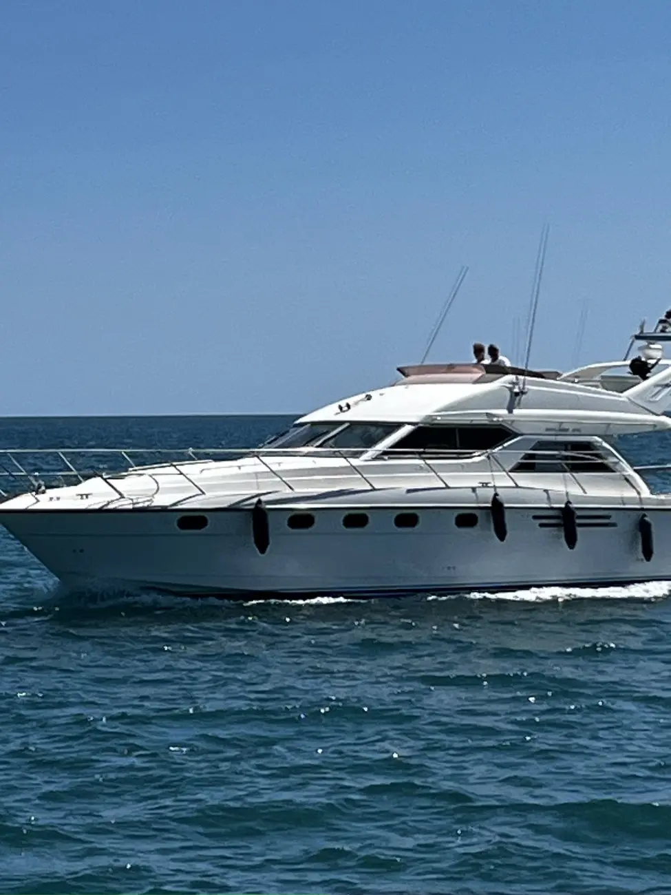 Princess 470 — Vue latérale d’un yacht blanc naviguant en mer par temps dégagé.