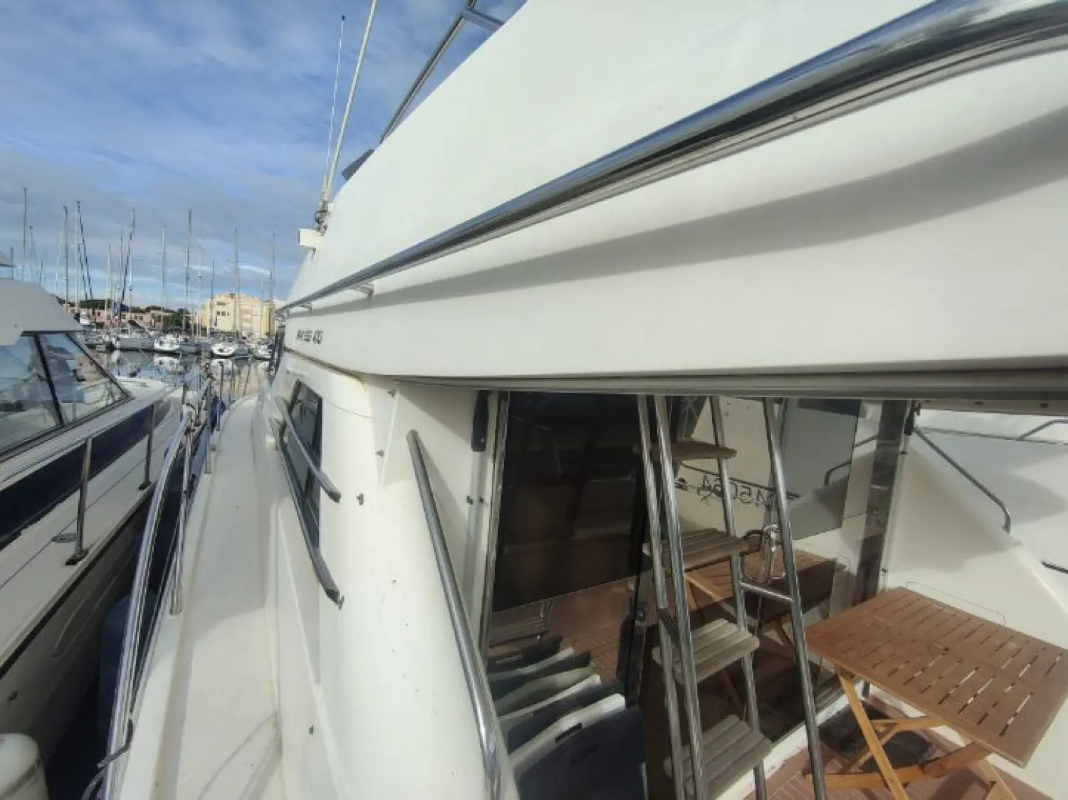Princess 470 — Vue rapprochée du passavant et de l'accès au cockpit d'un bateau au port.