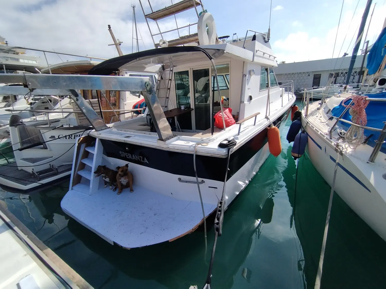 Princess 37 — Bateau à moteur vu de trois quarts arrière dans un port de plaisance.