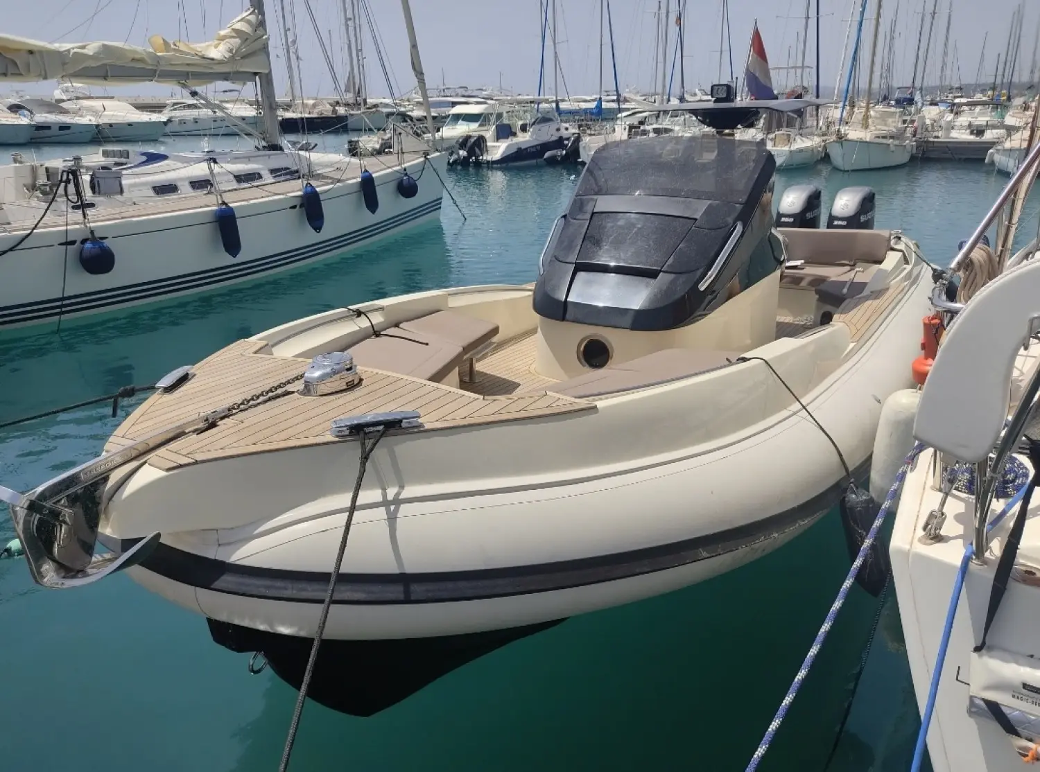 Scanner Envy 1100 Hb — Bateau à moteur vu de trois quarts dans un port de plaisance.