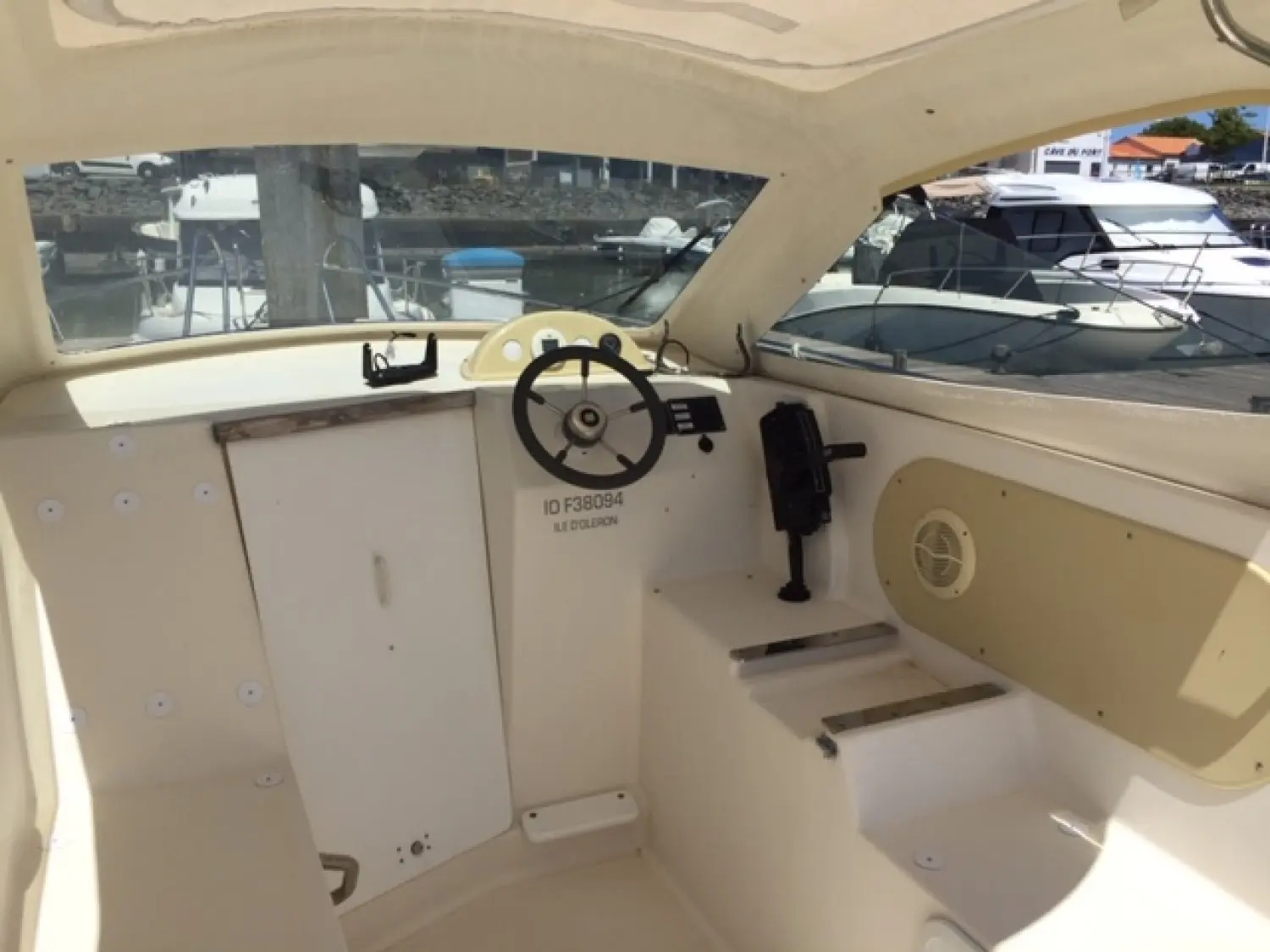 Guymarine Spacio 6 — Poste de pilotage et console de navigation d’un bateau à quai.