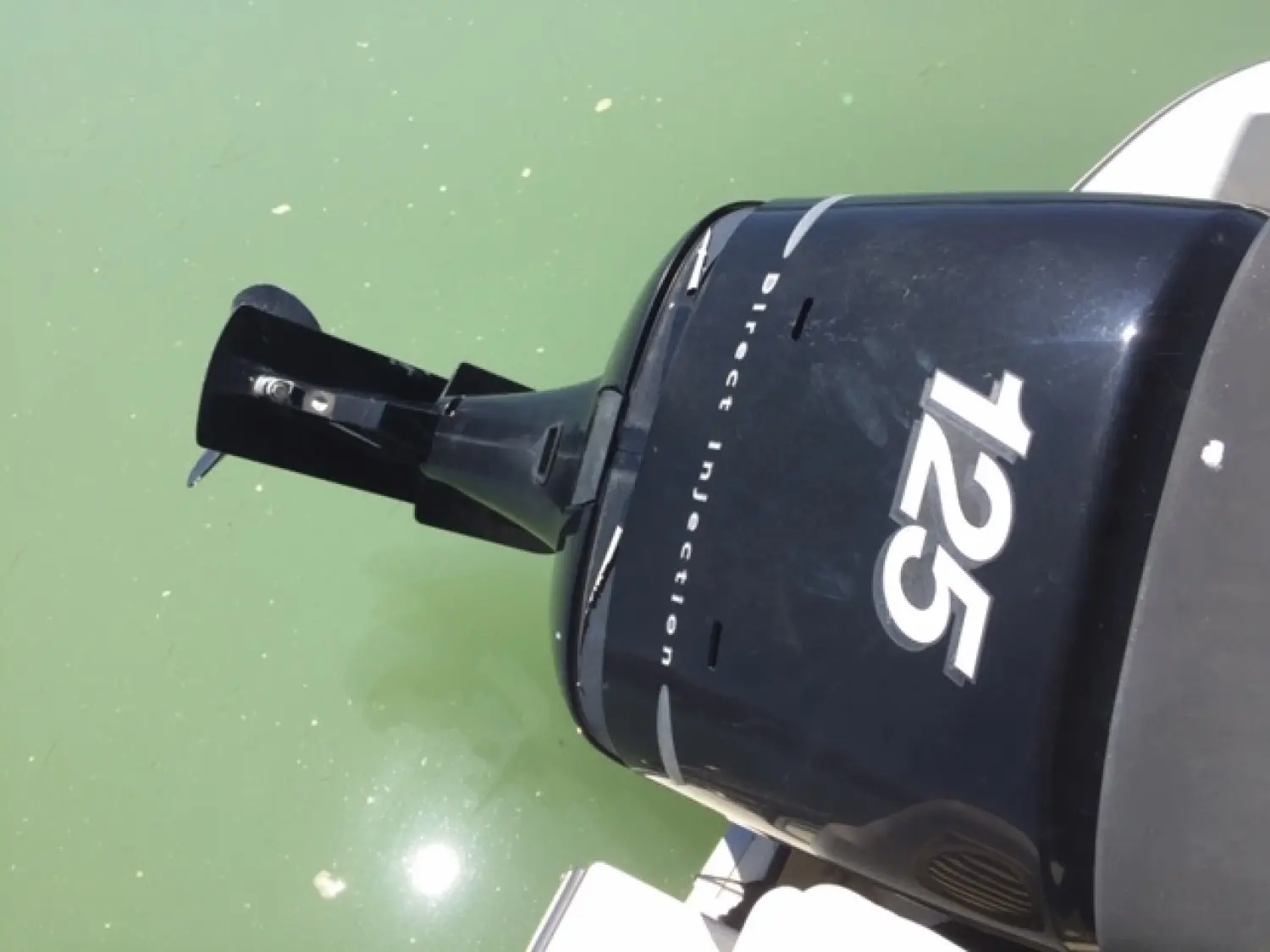 Guymarine Spacio 6 — Vue rapprochée d’un moteur hors-bord noir fixé à l’arrière du bateau.