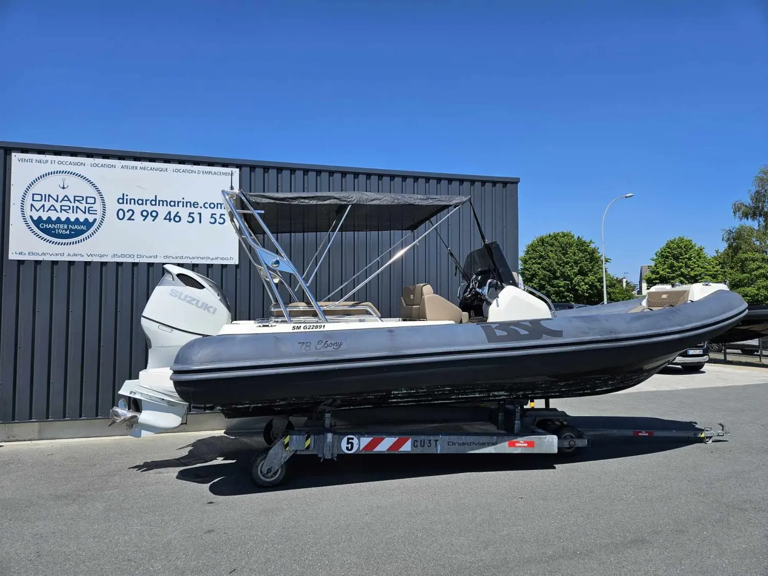 BSC 78 Ebony — Bateau semi-rigide gris sur remorque, équipé d’un moteur hors-bord et d’un taud.