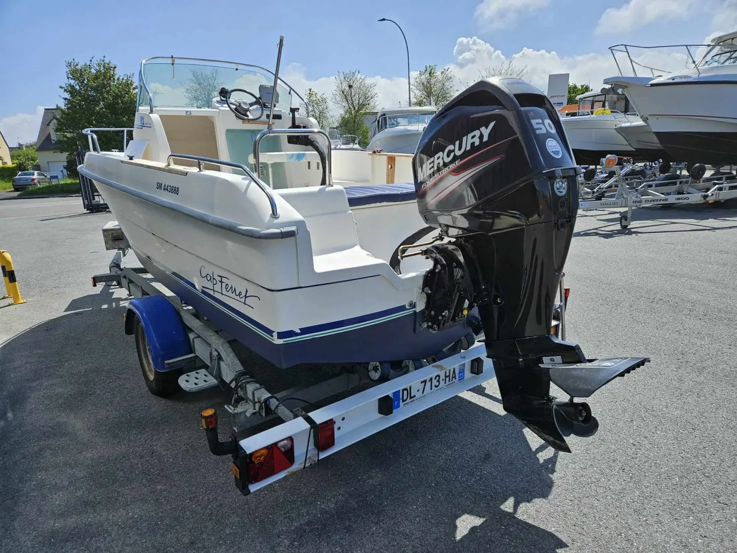 B2 Marine 550 — Bateau à moteur blanc vu de trois quarts arrière sur sa remorque.