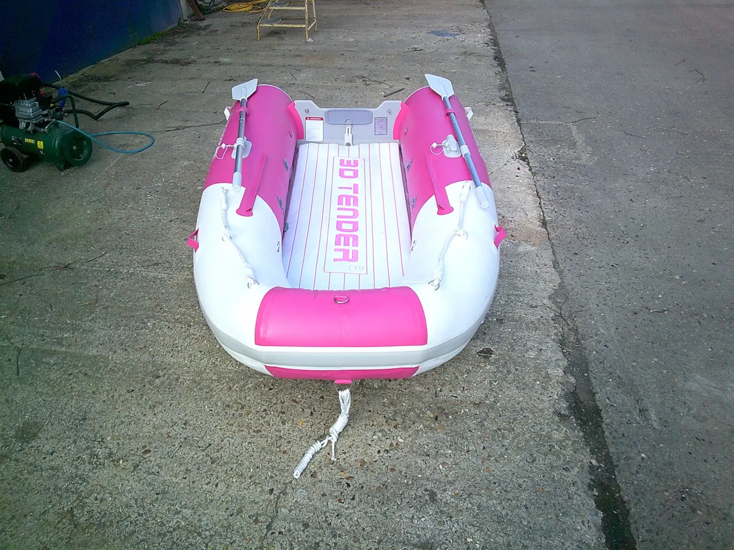 3D Tender Twin Fastcat 260 — Annexe pneumatique rose et blanche photographiée à terre, vue depuis l’avant.