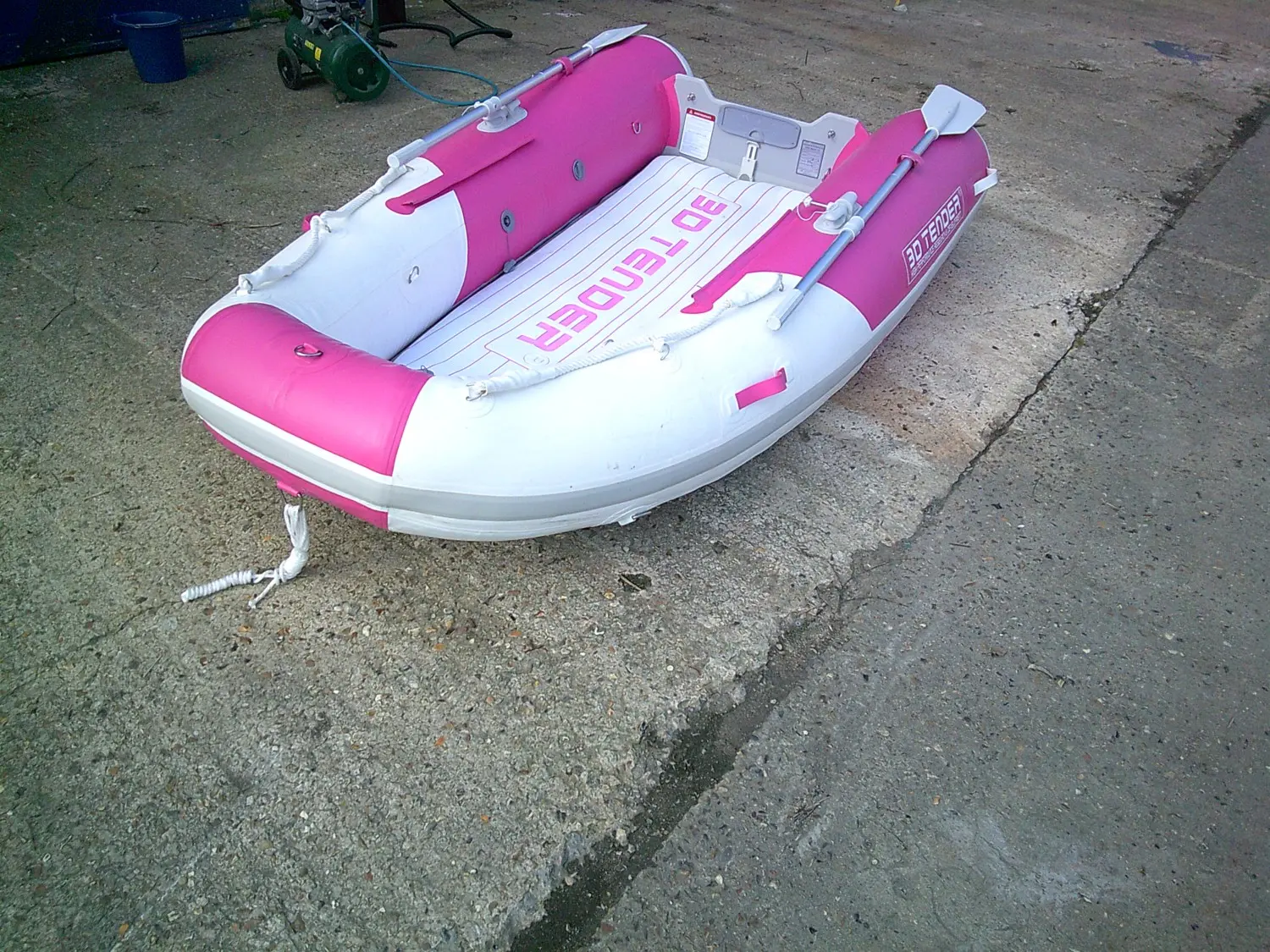 3D Tender Twin Fastcat 260 — Annexe pneumatique rose et blanche vue de trois quarts sur un sol bétonné.