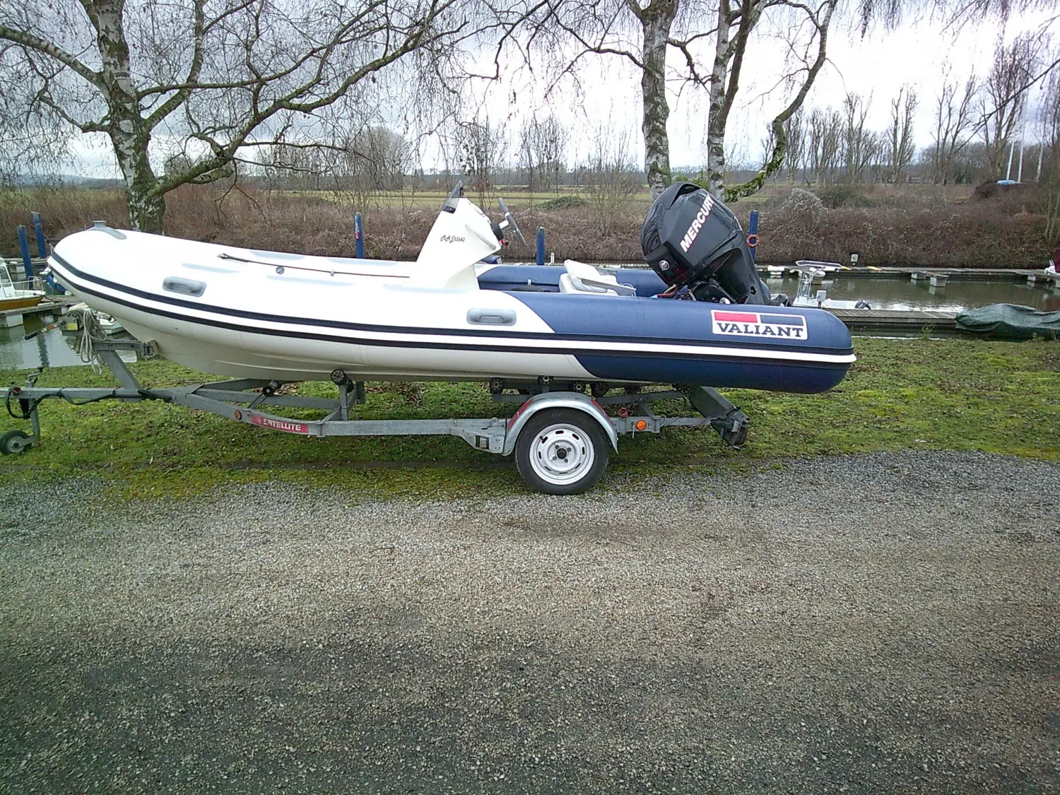 Valiant V 500 Sport — Semi-rigide Valiant blanc et bleu sur remorque, équipé d’un moteur hors-bord.