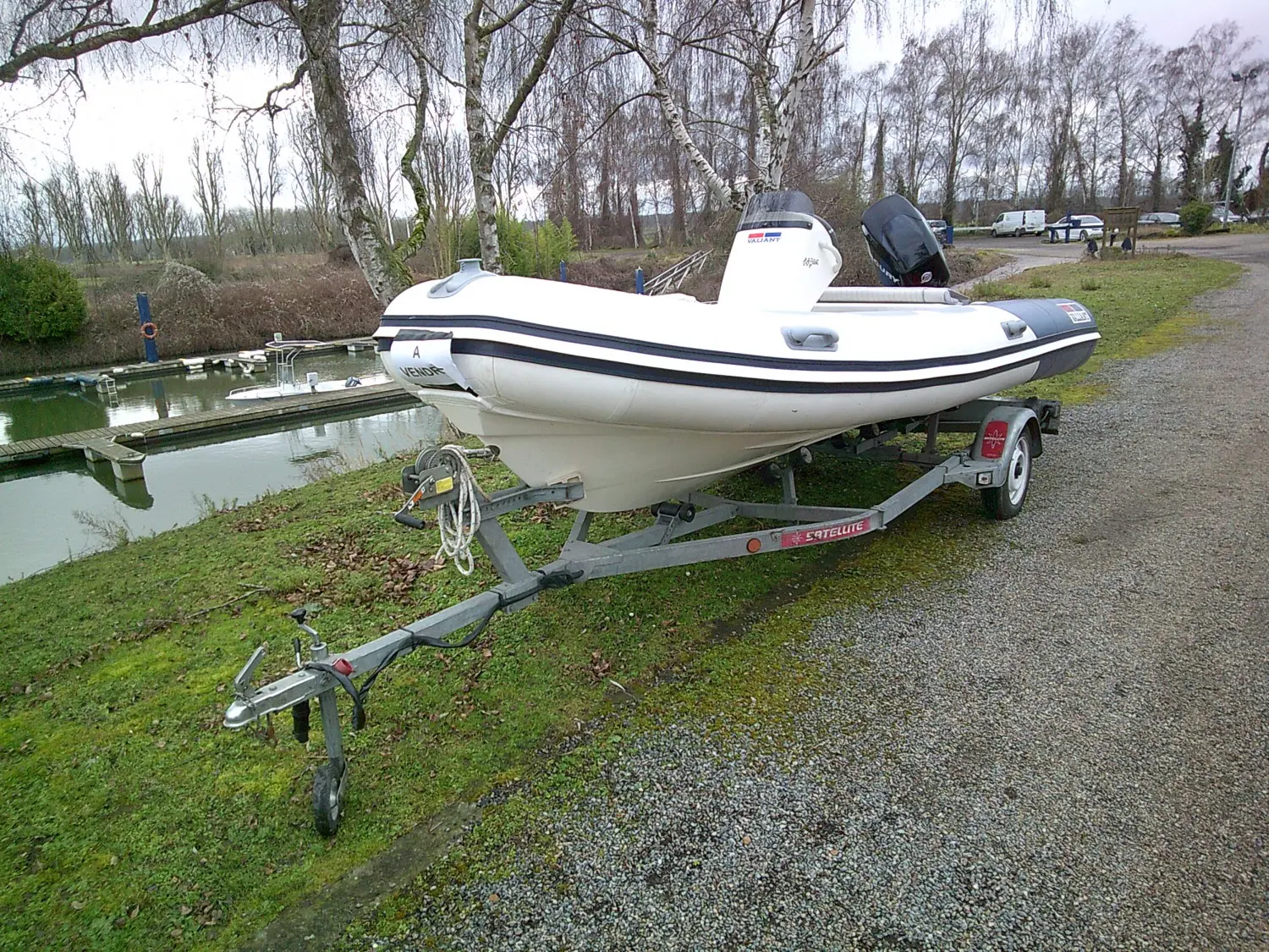 Valiant V 500 Sport — Bateau semi-rigide blanc sur remorque, photographié près d’un ponton.