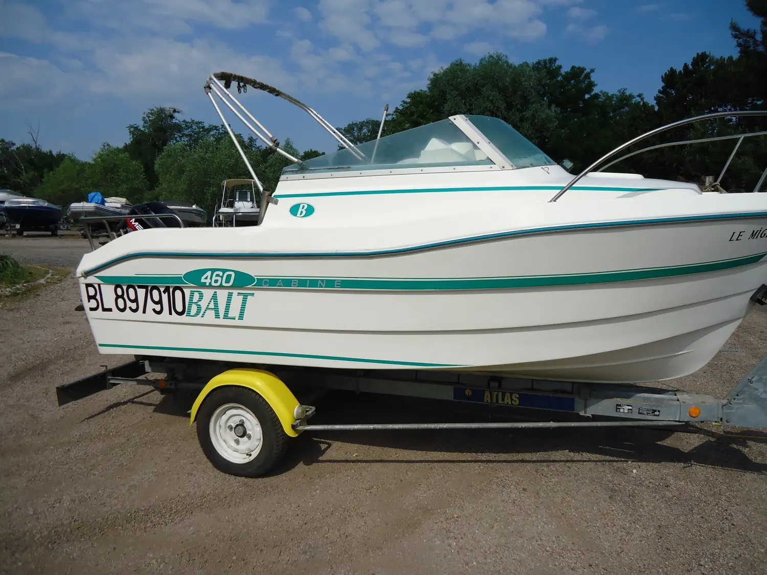 Balt 460 — Bateau à moteur blanc et turquoise photographié sur sa remorque à terre.