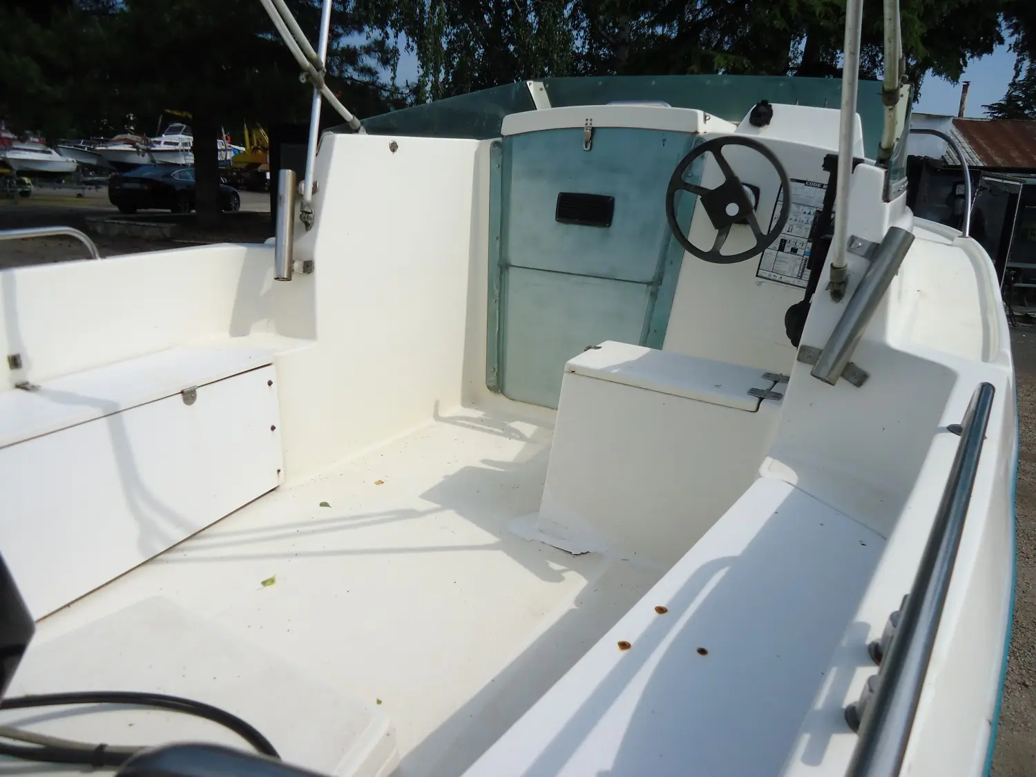 Balt 460 — Cockpit ouvert avec poste de pilotage, banquettes et coffres de rangement.