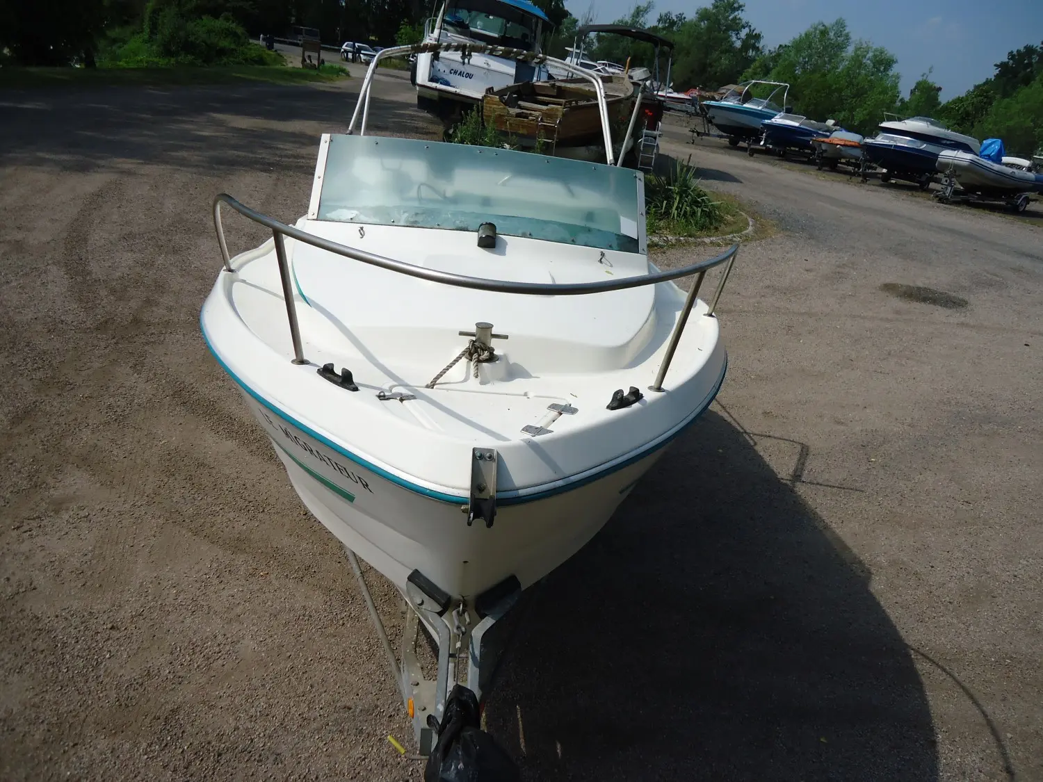 Balt 460 — Bateau blanc photographié de face sur sa remorque dans une cour nautique.