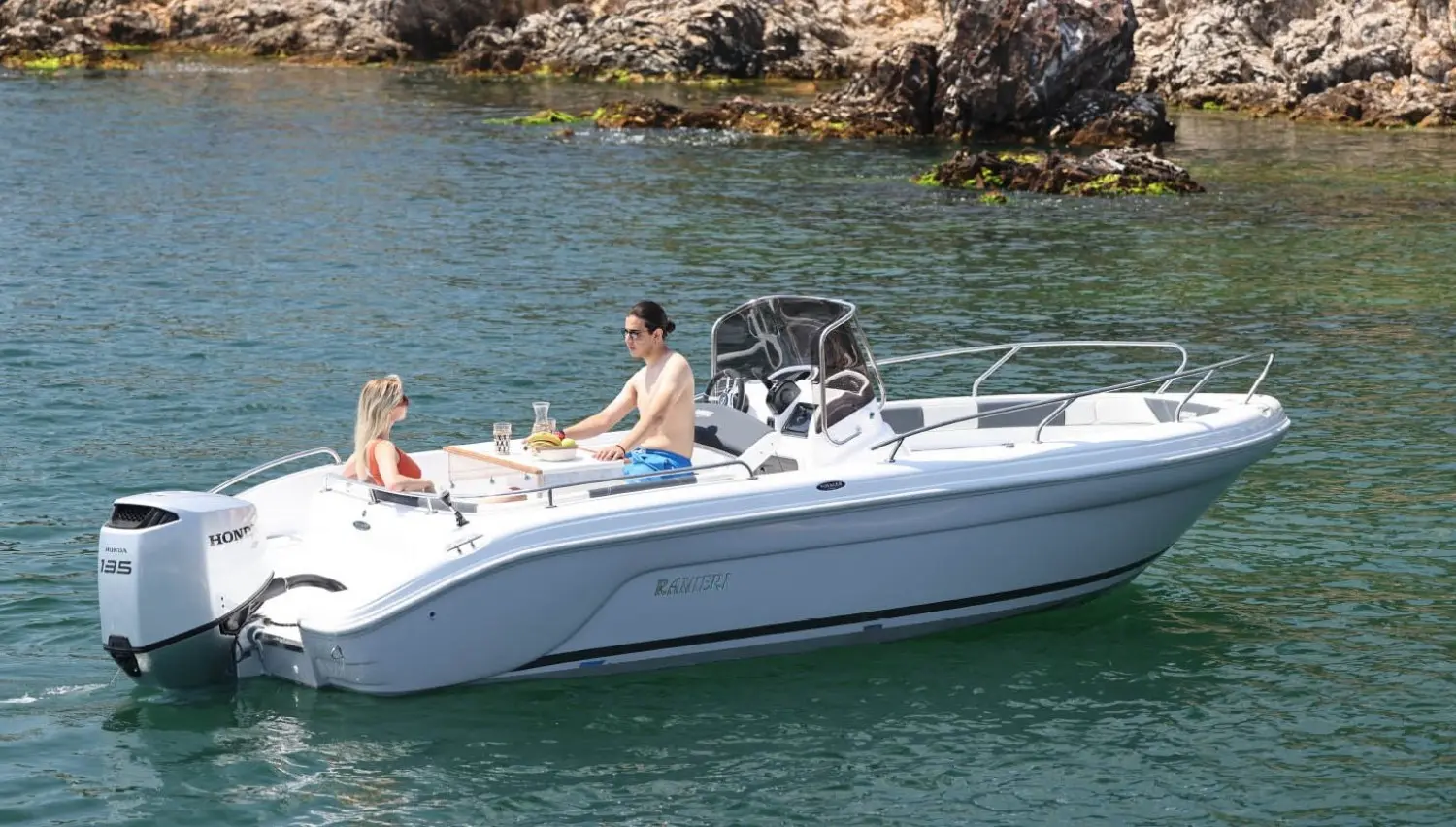Ranieri Voyager 640 — Bateau à moteur blanc vu de trois quarts, avec deux personnes à bord.