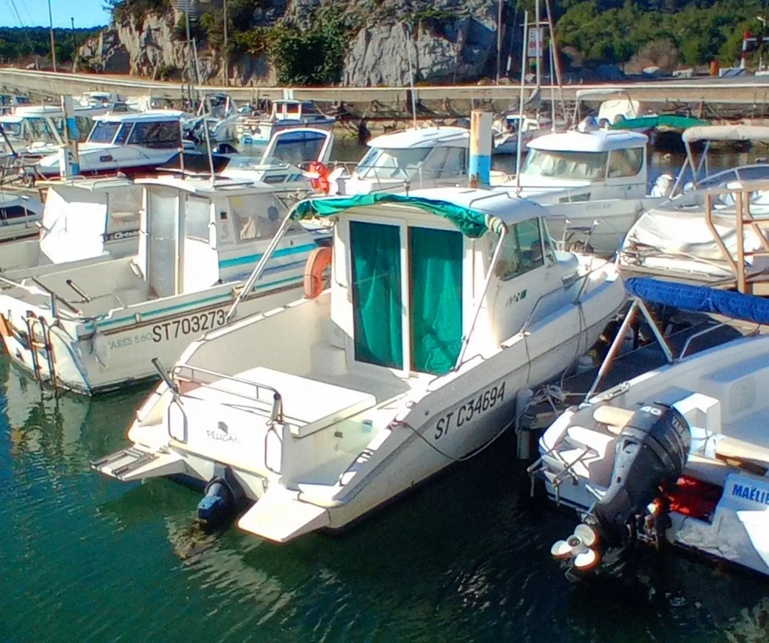 Mery Nautic Eyrac 600 — Bateau à cabine amarré dans un port, photographié de trois quarts arrière.