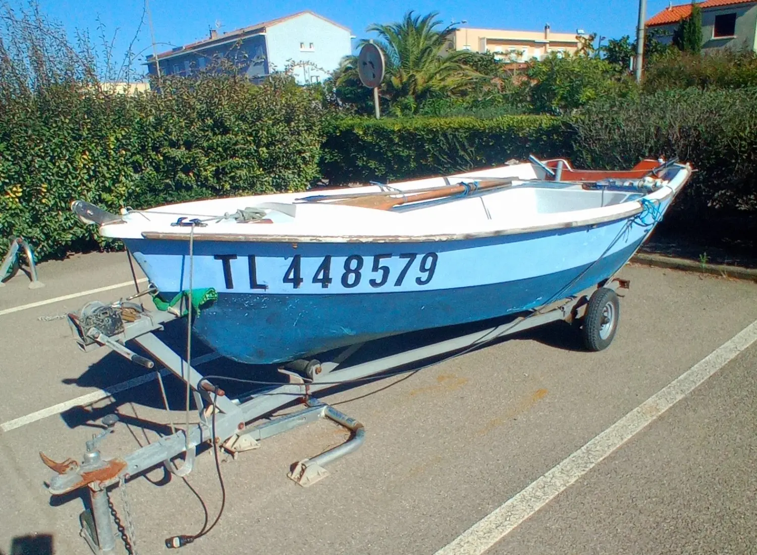 CNM Sir 450 — Bateau à moteur bleu et blanc posé sur une remorque, vu de trois quarts.