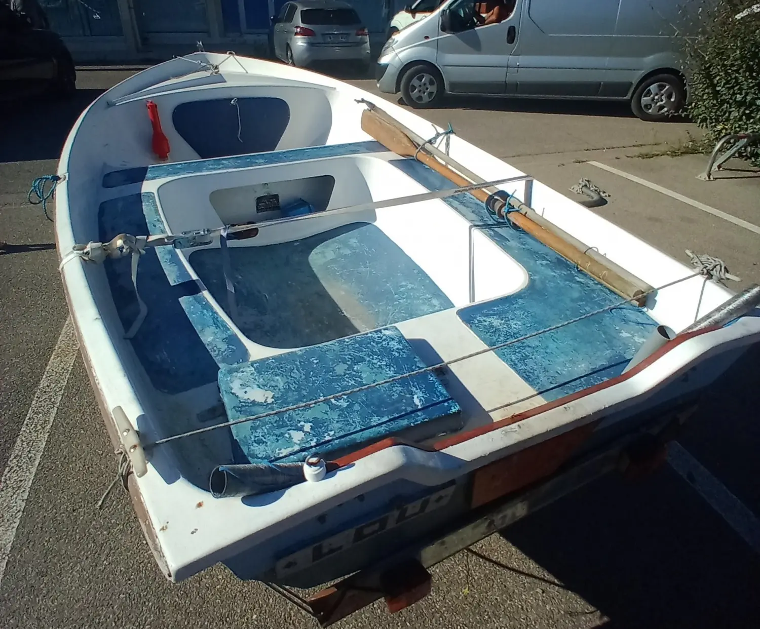 CNM Sir 450 — Vue en plongée d’un petit bateau blanc et bleu, stationné sur une remorque.
