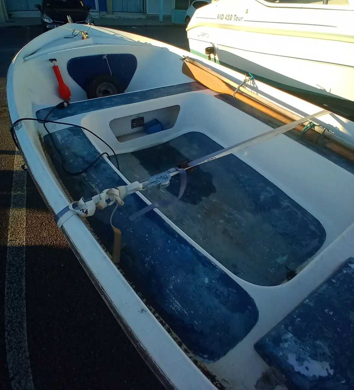 CNM Sir 450 — Vue intérieure d’un petit bateau avec bancs, aviron et équipements visibles.