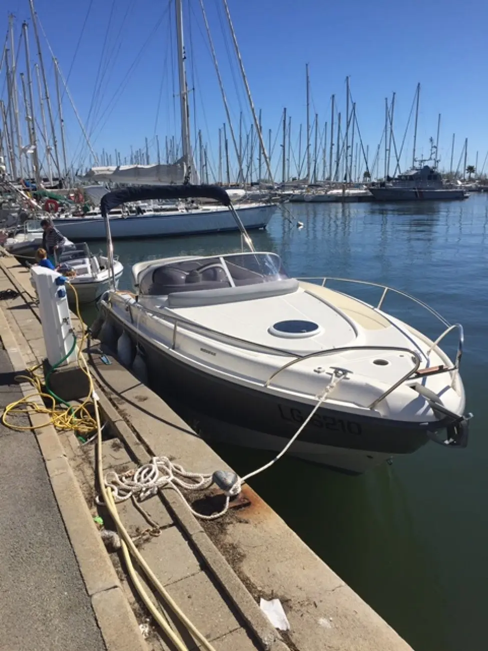 Lexsia XS26 — Bateau à moteur amarré dans une marina par temps clair.