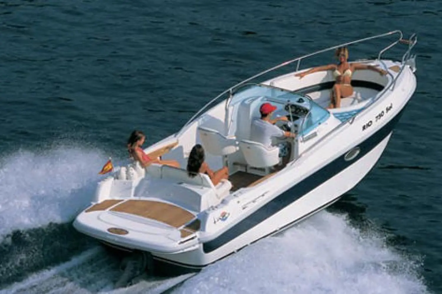 Rio 750 — Bateau à moteur naviguant à vive allure, avec plusieurs personnes à bord.