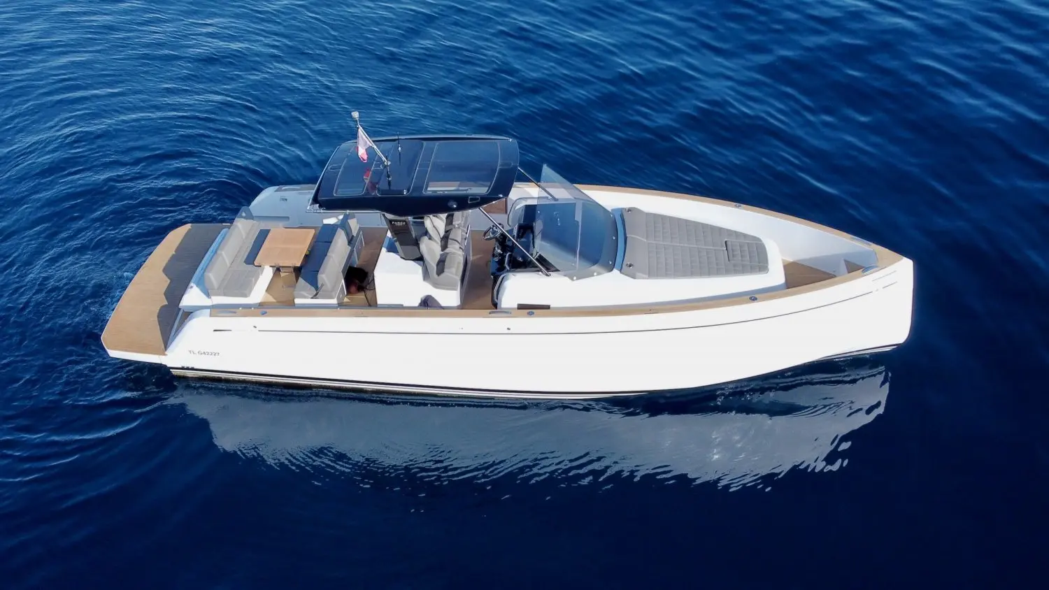 Pardo Yachts Pardo 38 — Vue aérienne d’un bateau blanc naviguant sur une mer bleu profond.