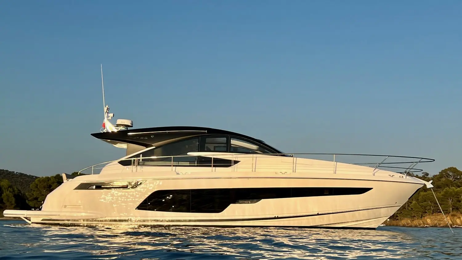 Fairline Targa 50 Gran Turismo — Bateau à moteur blanc photographié de profil sur une eau calme.